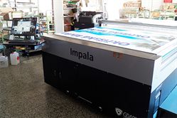 Barevná digitální tiskárna UV Printer Manta KM8-720 na digitální tisk reklamních panelů, 3d předmětů, bannerů, dřeva i skla ap.